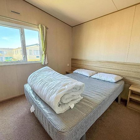 6 Berth Caravan For Hire With Wifi At Seawick Holiday Park In Essex Ref 27025Hv Clacton-on-Sea Zewnętrze zdjęcie