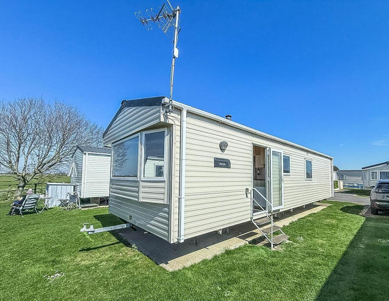 6 Berth Caravan For Hire With Wifi At Seawick Holiday Park In Essex Ref 27025Hv Clacton-on-Sea Zewnętrze zdjęcie