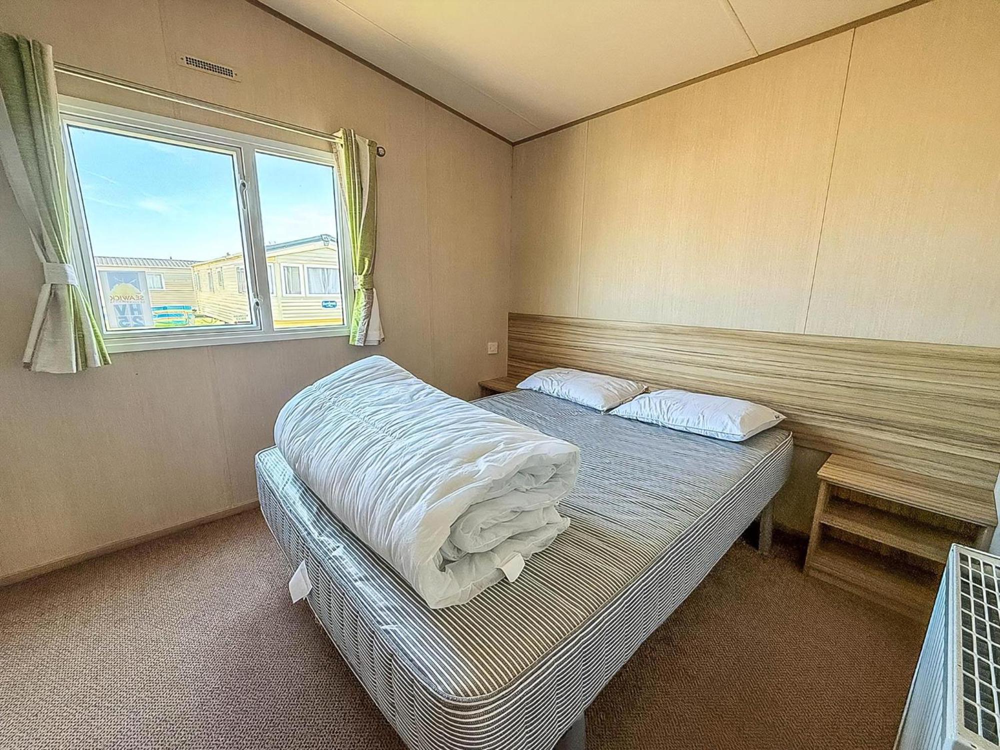 6 Berth Caravan For Hire With Wifi At Seawick Holiday Park In Essex Ref 27025Hv Clacton-on-Sea Zewnętrze zdjęcie