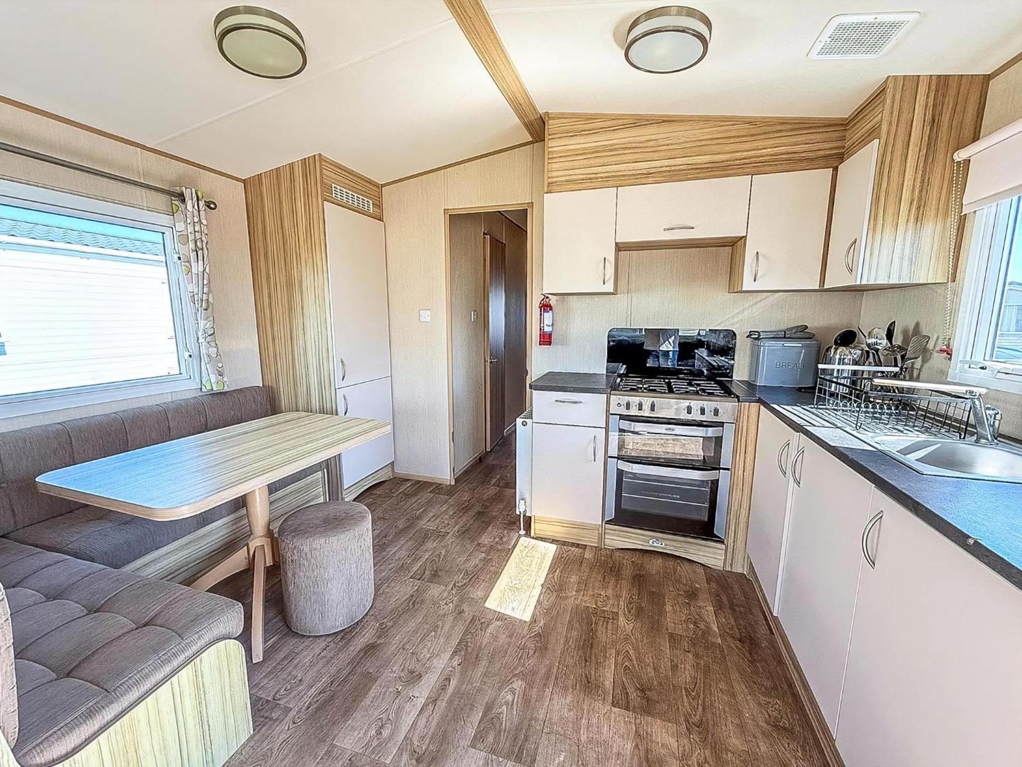 6 Berth Caravan For Hire With Wifi At Seawick Holiday Park In Essex Ref 27025Hv Clacton-on-Sea Zewnętrze zdjęcie